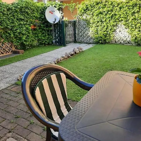 Apartment La Casa Di Davide Con Giardino E Garage
