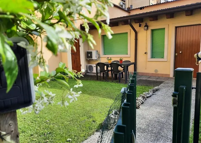 アパート La Casa Di Davide Con Giardino E Garage ヴェローナ